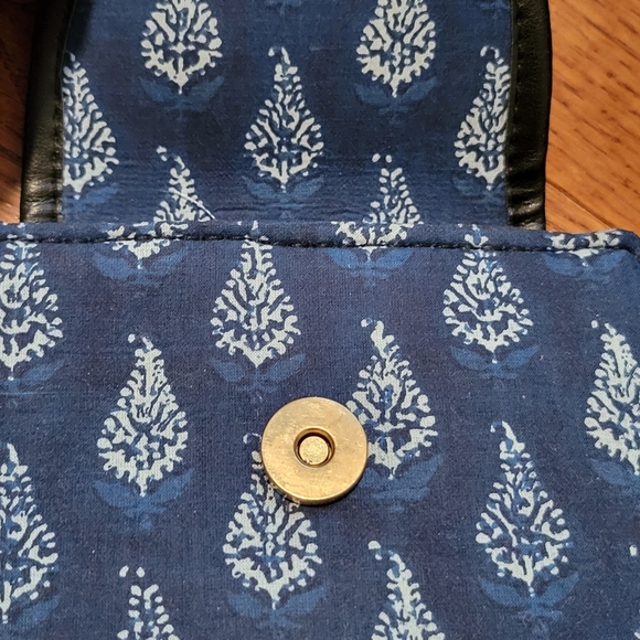 Batik blue Indigo flap top crossbody Indian adjustable purse with zippers - Picture 2 of 9